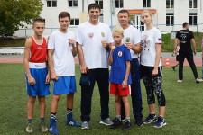 С праздником, боксеры всех поколений!