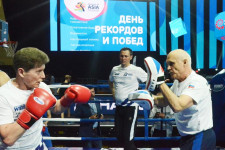 Боксеры помогают установить рекорд России